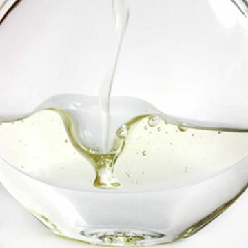 Octyldodecano is a clear liquid with a gentle scent. It is commonly found in cosmetics and personal care items as a moisturizer and skin conditioner.